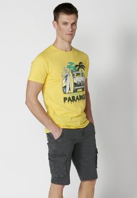 Koroshi SHORT SLEEVE  - Marškinėliai su spaudiniu - amarillo   yellow