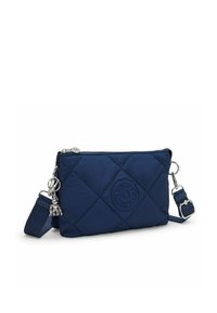 Borsa a tracolla trapuntata blu navy con chiusura a cerniera, tracolla regolabile, accessori in argento e un piccolo portachiavi a forma di scimmia.