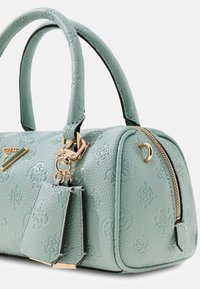 Borsa a mano azzurro chiaro con trama, due manici, ferrature dorate, chiusura con zip e motivi con logo in rilievo. Presenta un'etichetta staccabile.