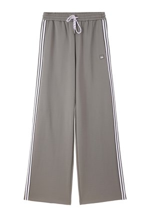 Pantaloni sportivi grigi con design a gamba larga, dotati di strisce laterali bianche e una cintura elastica con cordino. Tessuto morbido e liscio.