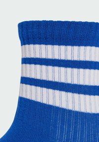 Chaussette anklet rayée bleue et blanche avec une texture côtelée, présentant de larges rayures horizontales et un bord ajusté en haut.