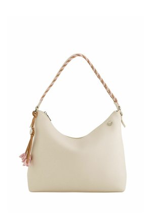 Bolso de color crema con asa trenzada rosa y beige, cierre de cremallera y detalles de borlas marrones con flores rosas.