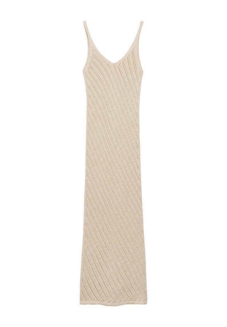Langes, hellbeiges Strickkleid mit Spaghettiträgern, das ein strukturiertes diagonales Muster und einen V-Ausschnitt aufweist. Bodenlanger Schnitt.