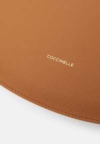 Coccinelle SUNUP - Keresztpántos táska - cuir/noir