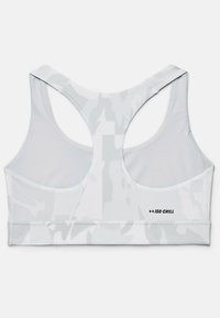 Top sportivo bianco con un sottile motivo camouflage grigio, caratterizzato da un design a schiena scoperta, texture liscia e un logo "ISO-Chill" sulla fascia.