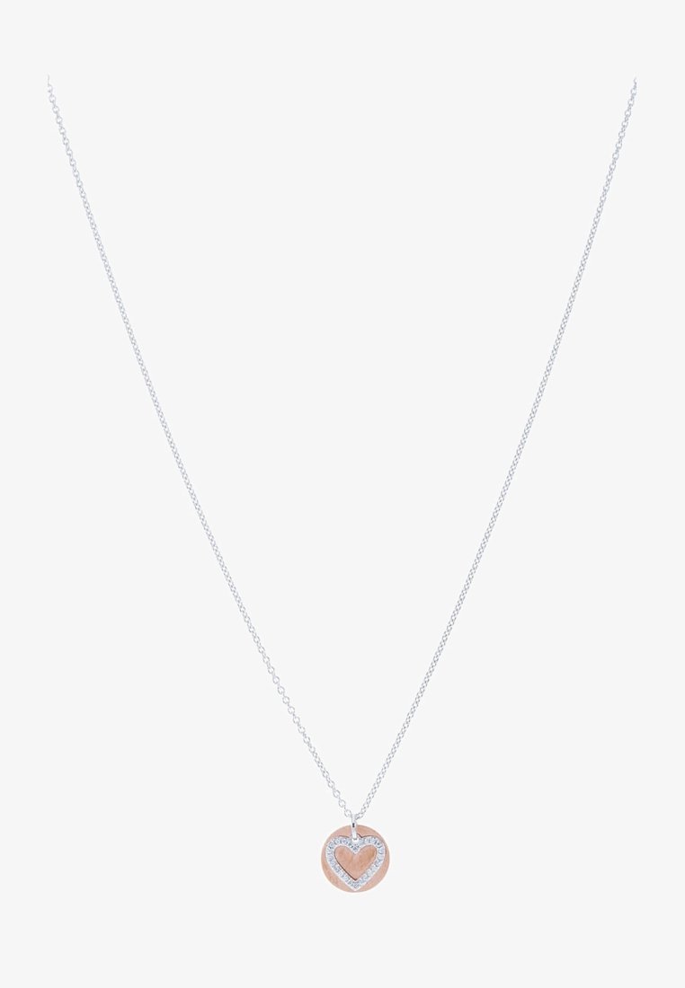 Collier chaîne en argent avec un pendentif rond en or rose présentant un petit cœur en or rose à l’intérieur d’un cercle de pierres claires.