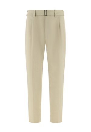Pantalon beige sur mesure avec passants de ceinture, ceinture fine à boucle en métal, plis avant et coupe droite fuselée.