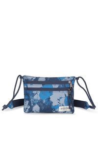 Sac à bandoulière bleu tie-dye avec deux poches zippées, des bretelles réglables et un tissu robuste. Il présente un patch logo sur le devant.