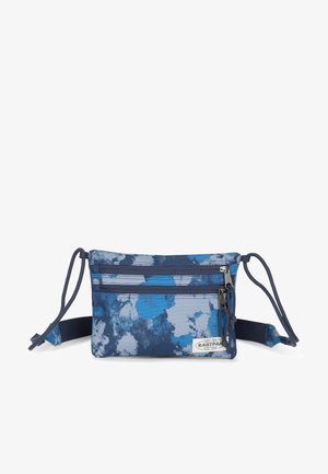 Borsa a tracolla blu tie-dye con due tasche con zip, spallacci regolabili e tessuto resistente. Presenta una patch con il logo sul davanti.