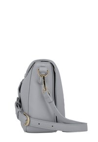 Borsa a spalla in pelle grigia con superficie texture, hardware color oro e tracolla regolabile. Dotata di chiusura zip per un accesso sicuro.