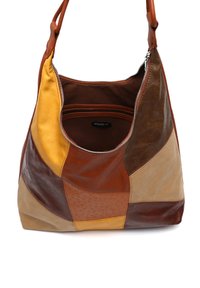 Borsa in cuoio patchwork marrone e giallo, con una forma morbida, chiusura con zip e superficie testurizzata. Interno con foderatura marrone e tasca.