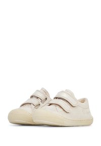 Béžové z semišové kůže boty se dvěma suchými zipy, kulatou špičkou, lehkou gumovou podrážkou a texturovanými detaily na svrchním povrchu.