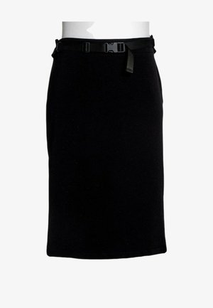 Jupe noire longueur genou avec ceinture réglable intégrée et boucle en plastique sur un buste de mannequin blanc.