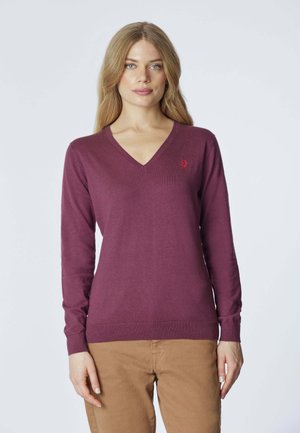 Maglione a maniche lunghe con scollatura a V in materiale knit color borgogna, dal design aderente. Presenta un piccolo logo rosso sul lato sinistro del petto e polsini a costine.