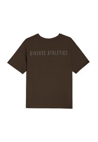 Brązowy bawełniany t-shirt z krótkim rękawem i okrągłym dekoltem. Napis "DIVERSE ATHLETICS" wydrukowany na szaro na górnej części pleców.