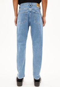ARMEDANGELS AARJO TARPA - Vaqueros tapered - washed light indigo