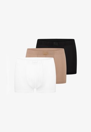 Tre herreboxershorts i hvid, beige og sort, arrangeret side om side med en ensfarvet baggrund.