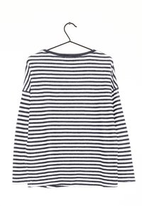 Pasiasta koszula z długim rękawem w kolorze granatowym i białym, z poziomymi pasami, okrągłym dekoltem i miękkim, lekkim materiałem. Wisząca na czarnym haczyku.