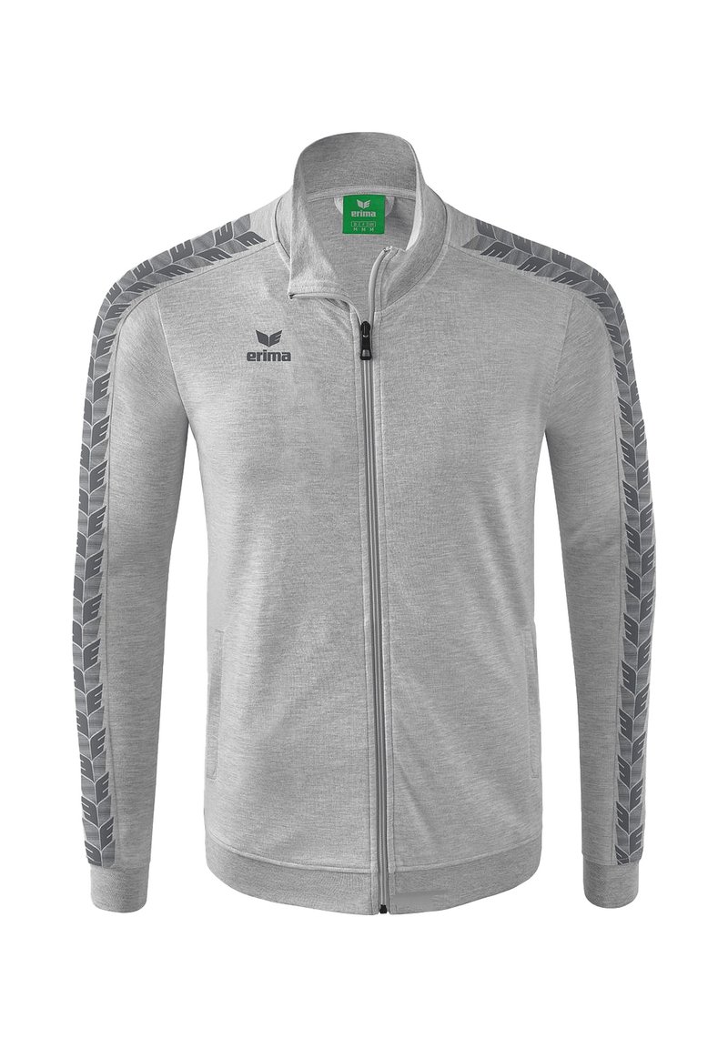 Graue Reißverschlussjacke aus strukturiertem Stoff, mit hohem Kragen und seitlichen Streifen mit Muster. Branding oben links.