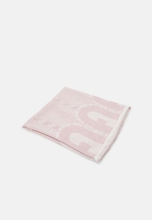 Jasnoróżowy złożony szalik z dużymi, jasnoróżowymi literami i frędzlami na krawędziach na białym tle.