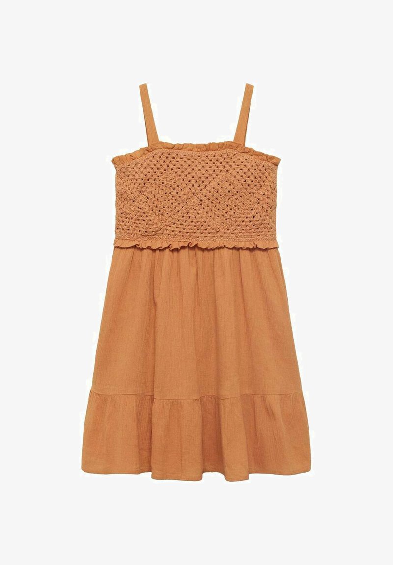 Bezrukavna narančasta haljina s teksturiranim kročem, širokim suknjom i nabranim rubom. Lagani materijal, oblikovan s mekanim linijama.