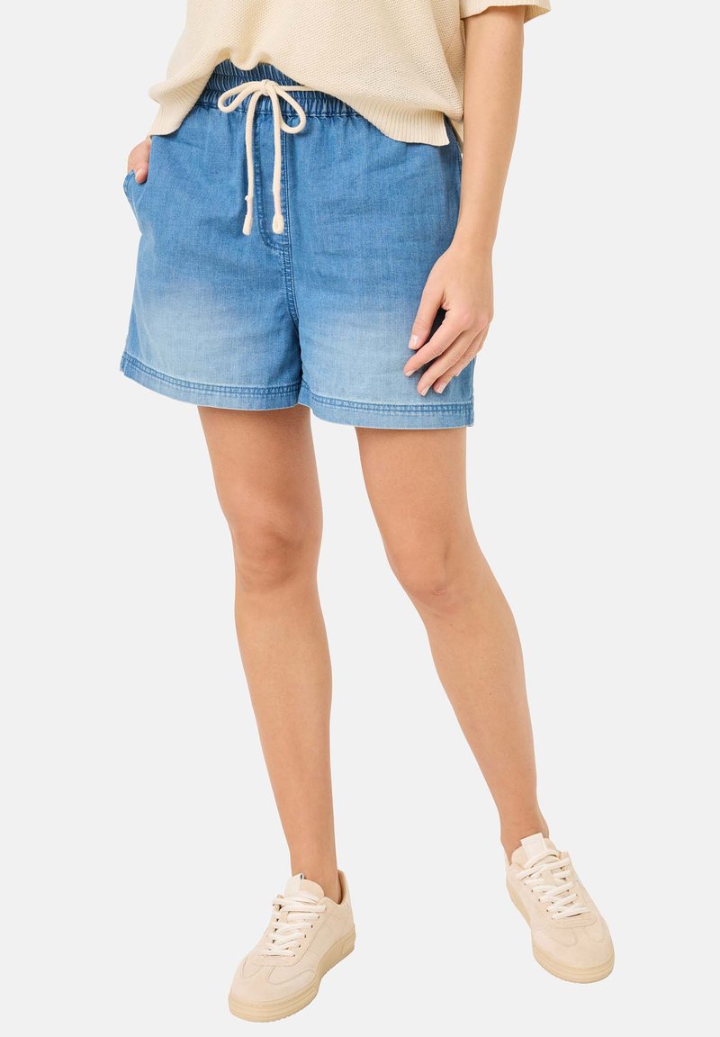 Krótkie spodenki dżinsowe w jasnoniebieskim kolorze z elastycznym pasem i sznurkiem, z bocznymi kieszeniami i luźnym krojem; bez zdobień na końcu.