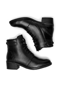 Czarne skórzane botki za kostkę z okrągłym noskiem, sznurowanym przodem i bocznym zamkiem. Posiadają niską, warstwową podeszwę i teksturowane akcenty.