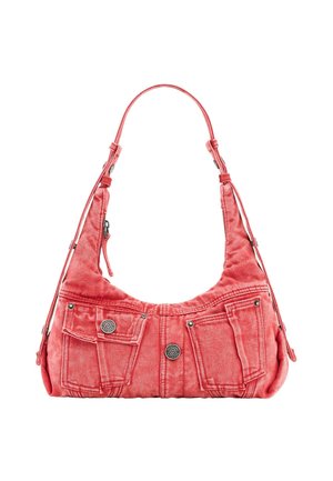 Rød denim skuldertaske med forlommer, sølvknapkdetaljer og en enkelt strop.