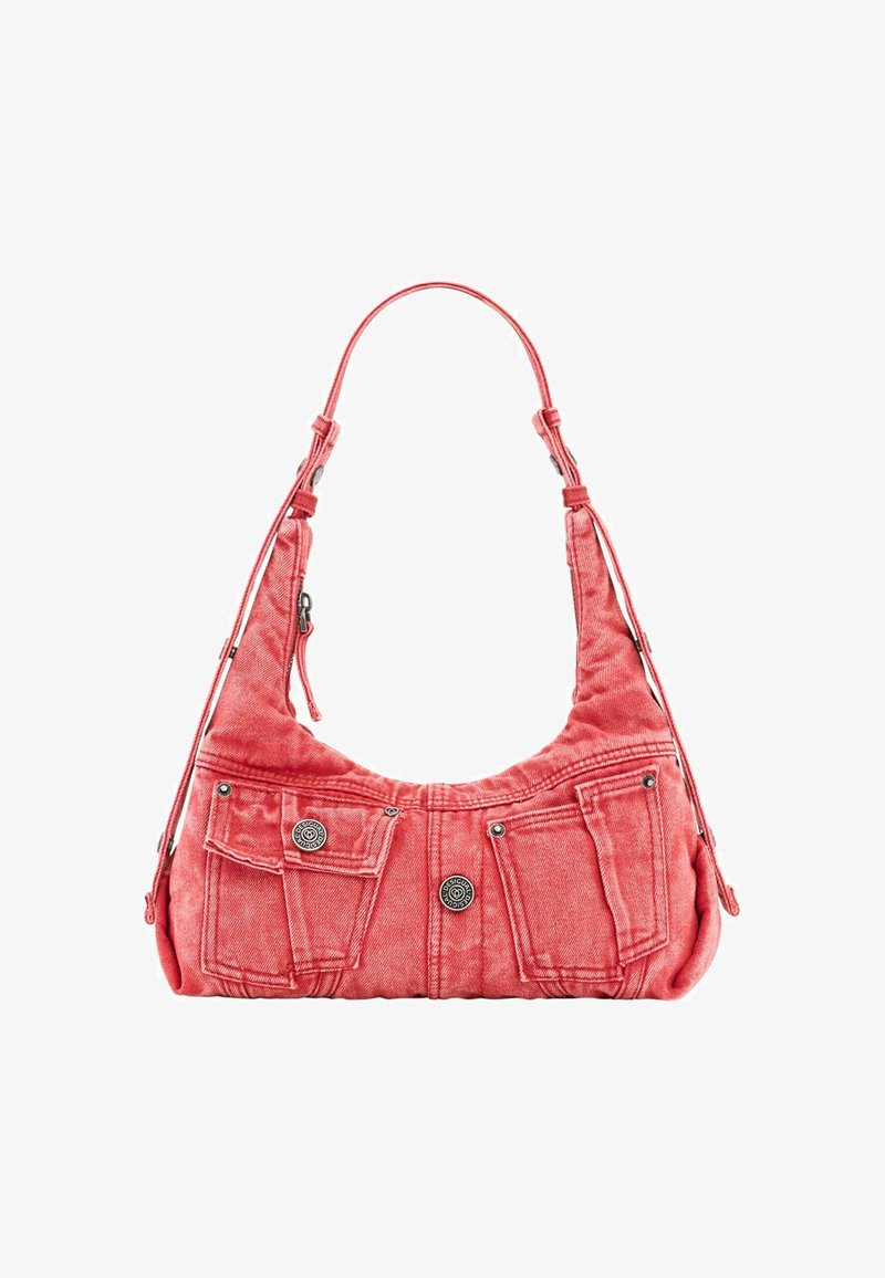 Punainen farkkulaukku olkapäälle, jossa etutaskut, hopeiset napit ja yksittäinen hihna.