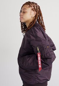 Alpha Industries CORE - Bombera - plum