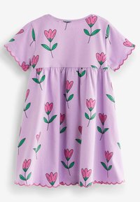 Robe lilas à manches courtes pour tout-petit avec des bordures festonnées roses et un motif de fleurs roses avec des feuilles vertes.