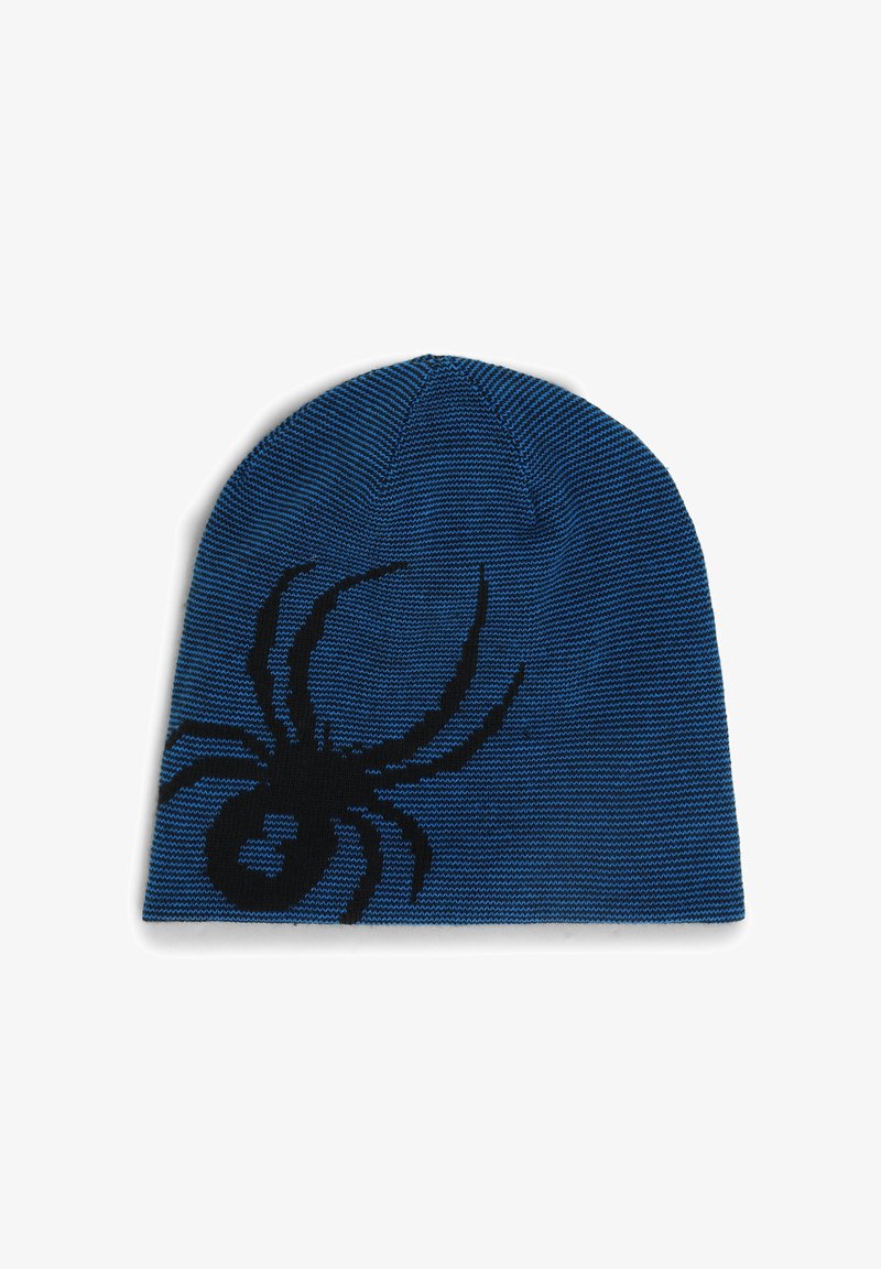 Beanie lavorato a maglia blu con una grafica di un ragno nero. Il tessuto presenta un motivo testurizzato con strisce orizzontali.