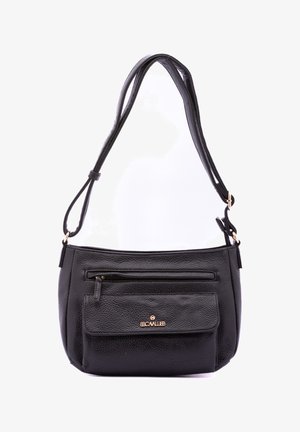 Borsa a tracolla in pelle nera con superficie texture, cucitura regolabile, tasca frontale con zip e accento logo in tonalità oro sulla parte anteriore.