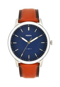 Reloj con correa de cuero marrón y caja de acero inoxidable plateada, con esfera azul, marcadores de hora dorados y el logo de la marca Fossil. Presenta un diseño clásico.