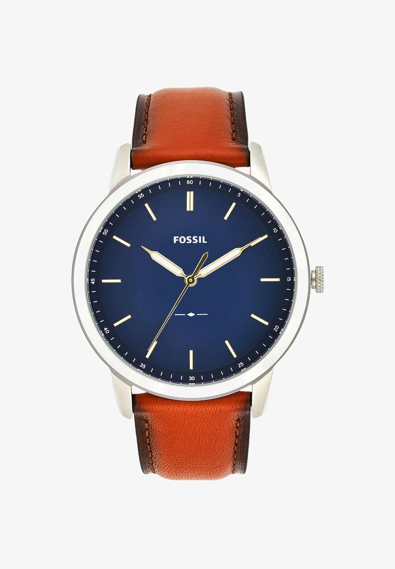 Montre avec un bracelet en cuir brun, boîtier en acier inoxydable argenté, cadran bleu, index des heures dorés et logo de la marque Fossil. Présente un design classique.