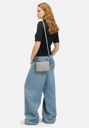 Graue Leder-Crossbody-Tasche in rechteckiger Form, minimalistischem Design und glatter Textur. Einfache Reißverschlussöffnung und verstellbarer Trageriemen.