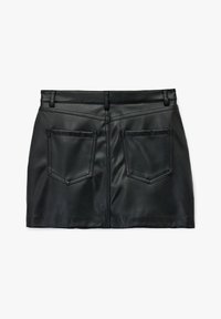 Zwarte nepleer mini-rok met een getailleerde vorm, twee achterzakken en een gladde, glanzende textuur. Voorzien van riemlussen in de taille.