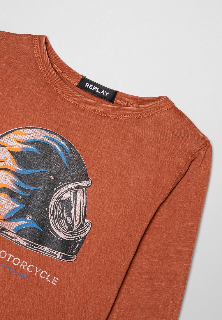 Langärmliges, rostfarbenes Hemd mit schwarzem Motorradhelm-Print, der von blauen und orangefarbenen Flammen umgeben ist. Weicher Stoff und ein "REPLAY"-Label am Kragen.