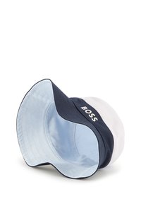 Een bucket hat met een marineblauwe buitenkant en een lichtblauwe binnenvoering. Het "BOSS"-logo is geborduurd aan de voorkant, met een vouwrand ontwerp.