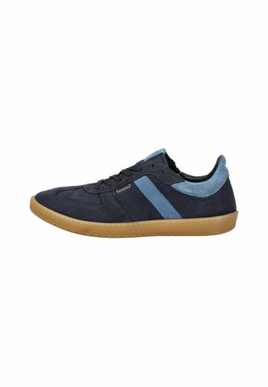 Marineblauwe suède sneakers met lichtblauwe accenten, voorzien van een ronde neus, vetersluiting en een tan rubberen zool.