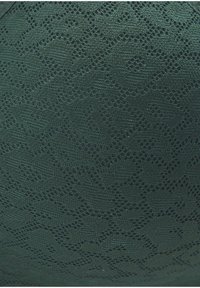 Dunkelgrüner Spitzestoff mit einem gemusterten Design, das komplexe Texturen und offene Webarten zeigt und ein zartes und detailliertes Erscheinungsbild bietet.