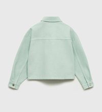 Mintgrünes Denim-Jackett mit einem kragenlosen Halsauschnitt, langen Ärmeln und Knopfmanschetten; ausgestattet mit einer Brustnaht und einem cropped Design.