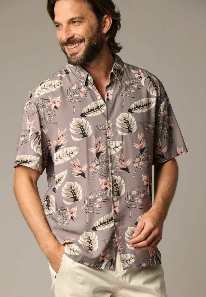 Korte mouwen shirt in een lichte mauve tint met een tropisch blad- en bloemmotief. Gemaakt van lichtgewicht stof, met een knoopsluiting aan de voorkant.