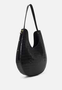Czarna torebka ze skóry z tłoczeniem w kształcie krokodyla o zaokrąglonym kształcie z jednym paskiem na ramię. Posiada złote okucia i gładką teksturę.