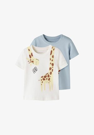 Deux T-shirts à manches courtes pour tout-petits, un blanc avec une girafe et le texte « HELLO ! », un uni bleu clair, tous deux avec une encolure ronde.