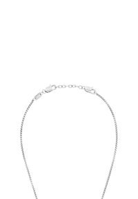 Collar de cadena de plata con un diseño de eslabones estrechamente vinculados, que presenta un acabado suave y hardware de cierre para un cierre seguro.