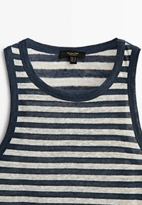 Débardeur sans manches rayé horizontal bleu marine et blanc avec encolure arrondie et étiquette de vêtement à l’intérieur du col.
