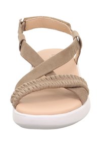 Beżowa sandał z krzyżującymi się paskami z miękkiego zamszu i plecionym przodem. Posiada jasną podeszwę i wyściełaną wkładkę dla komfortu.