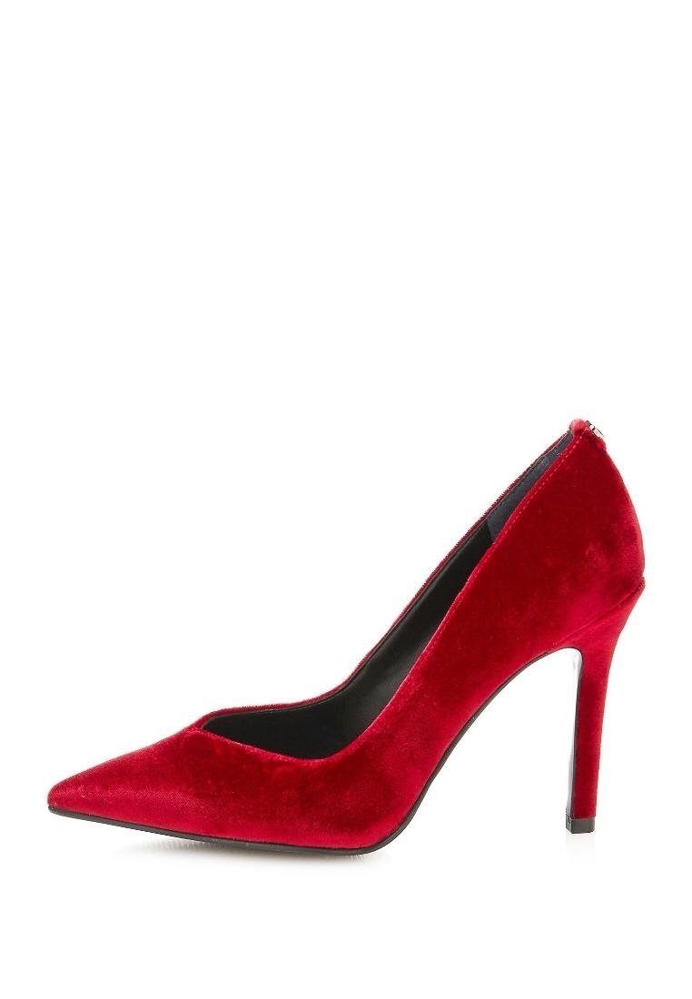 Escarpin en velours rouge avec un bout pointu et un design élégant. Présente une texture lisse et un talon aiguille fin, intérieur noir.