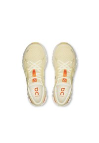 Geel gaas hardloopschoenen met oranje accenten, een ronde neus en een witte uitloop. Bevat kruislings veterwerk en logo details.